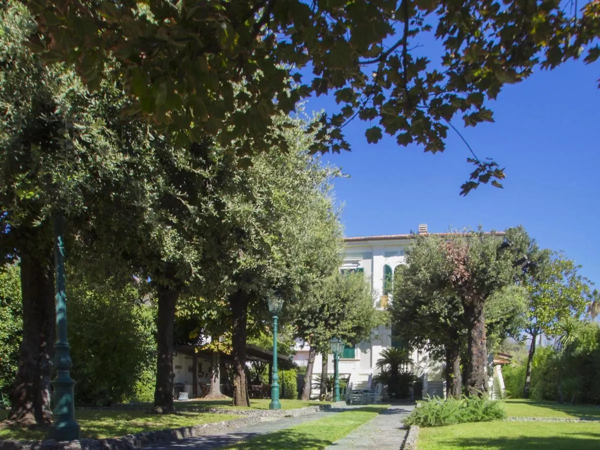 Locazione Turistica Villa Nicodemi - Casina - Cottage Marina di Massa Italy
